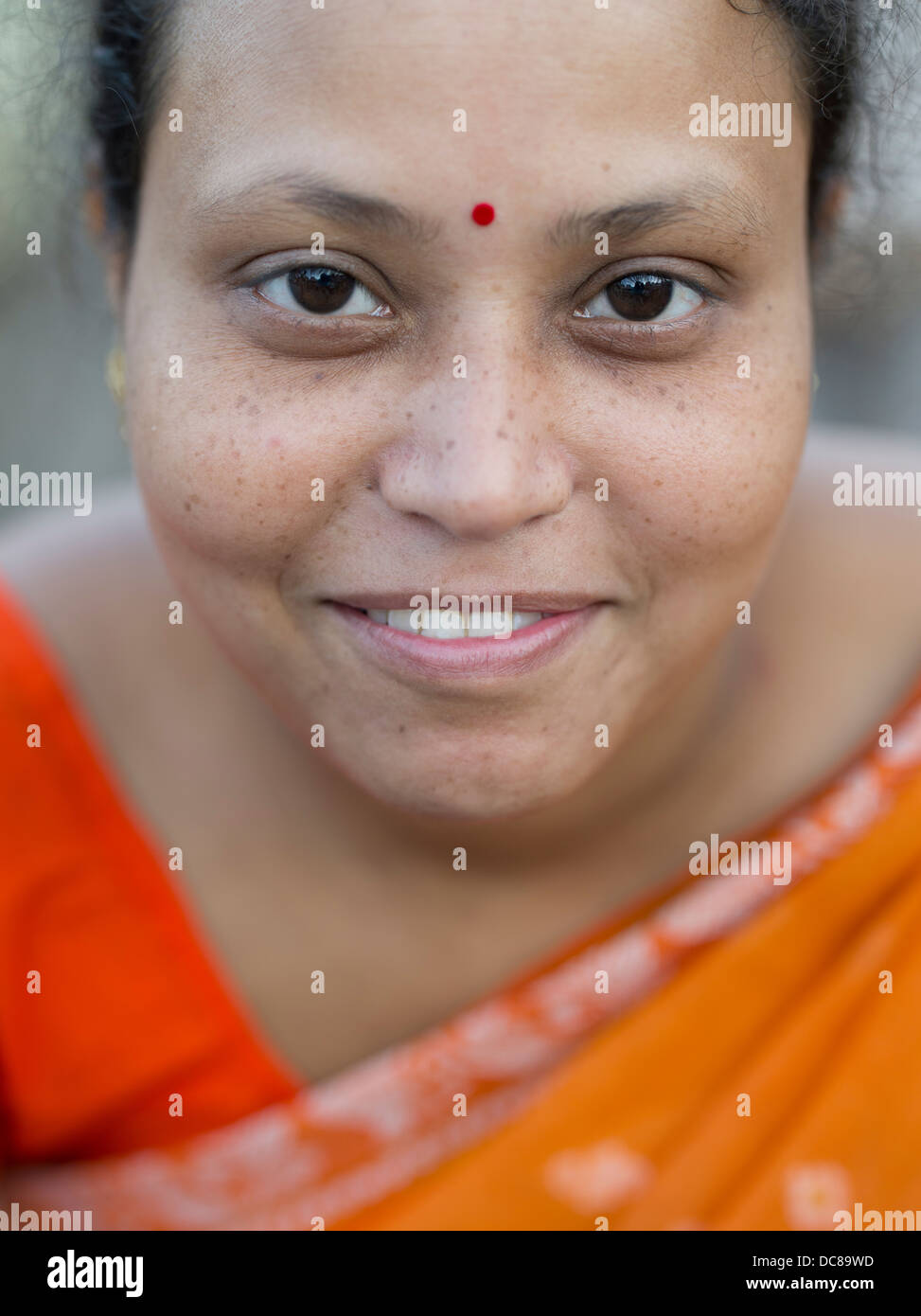 Ritratto di pellegrino che avevano viaggiato per il fiume Gange ( Varanasi ) per il Kumbh Mela nel marzo 2013. Foto Stock