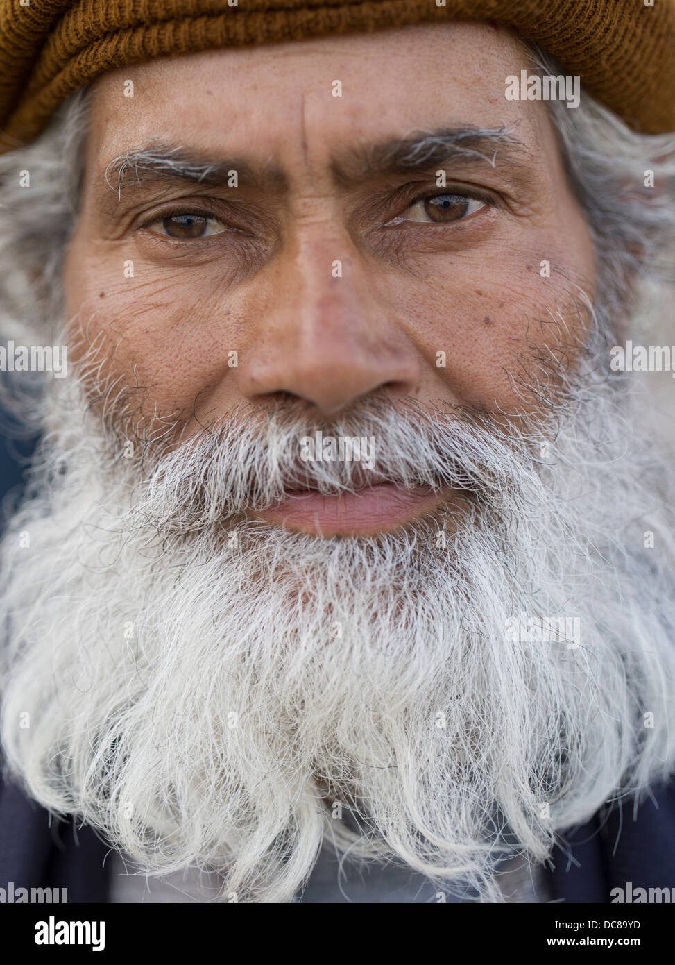 Ritratto di pellegrino che avevano viaggiato per il fiume Gange ( Varanasi ) per il Kumbh Mela nel marzo 2013. Foto Stock