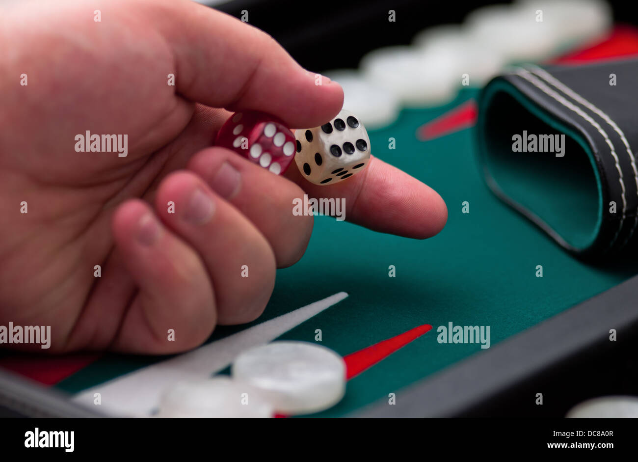 Il backgammon ricreativo gioco di dadi a mano gettando Foto Stock