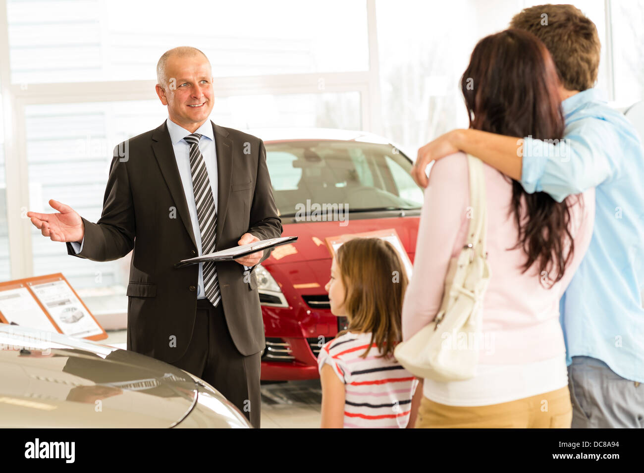 Venditore Vendita auto per la famiglia caucasica Foto Stock