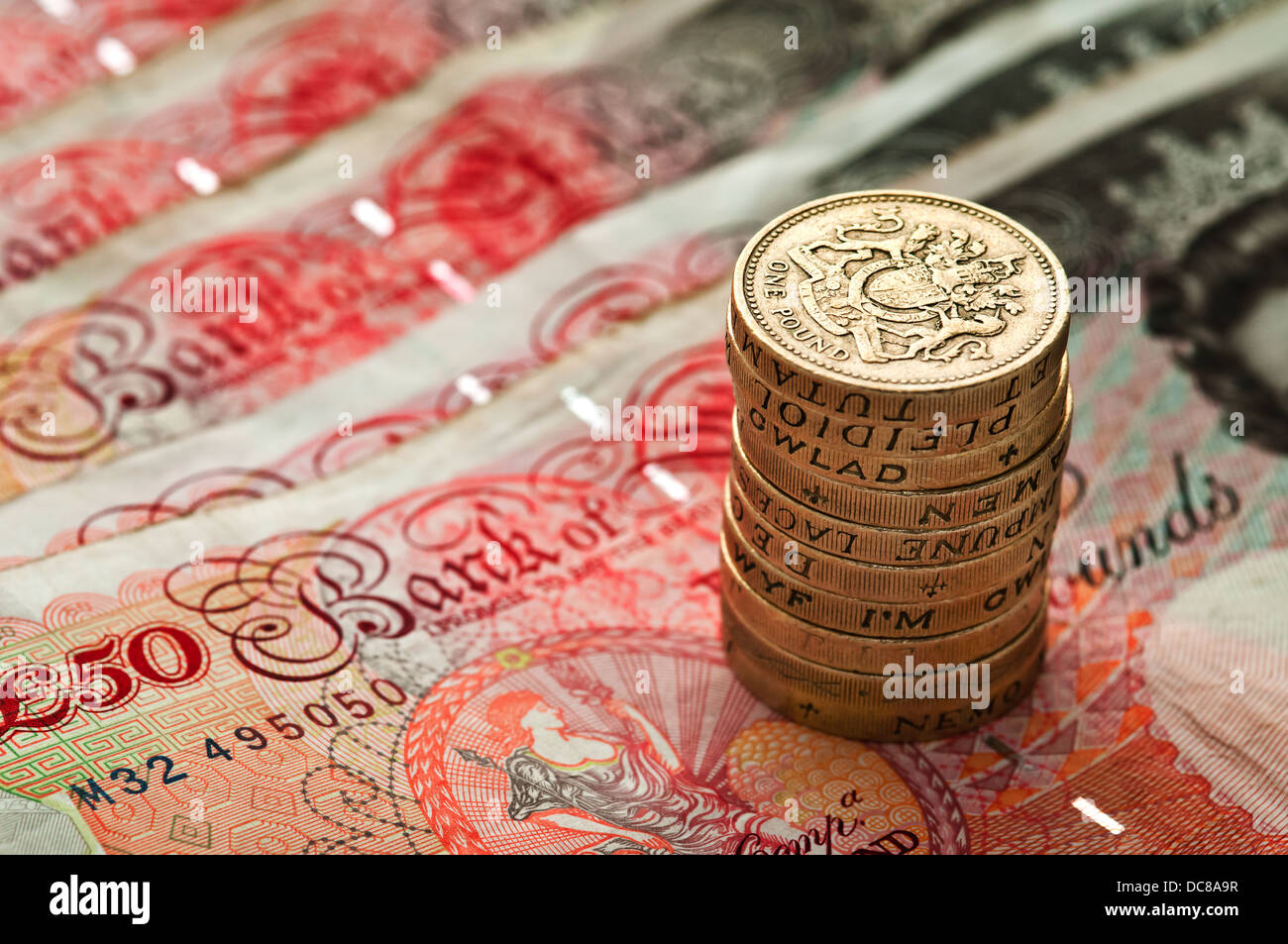 Cinquanta sterline una pila di monete - La valuta britannica - Macro Foto Stock