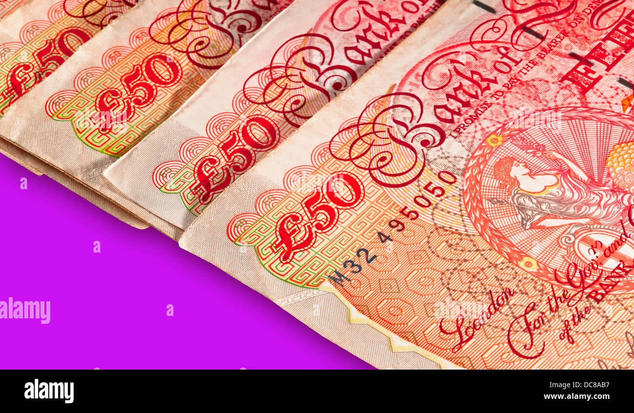 Cinquanta sterline la valuta britannica - Macro shot con tracciato di ritaglio per semplice caduta di sfondo e di estrazione. Foto Stock