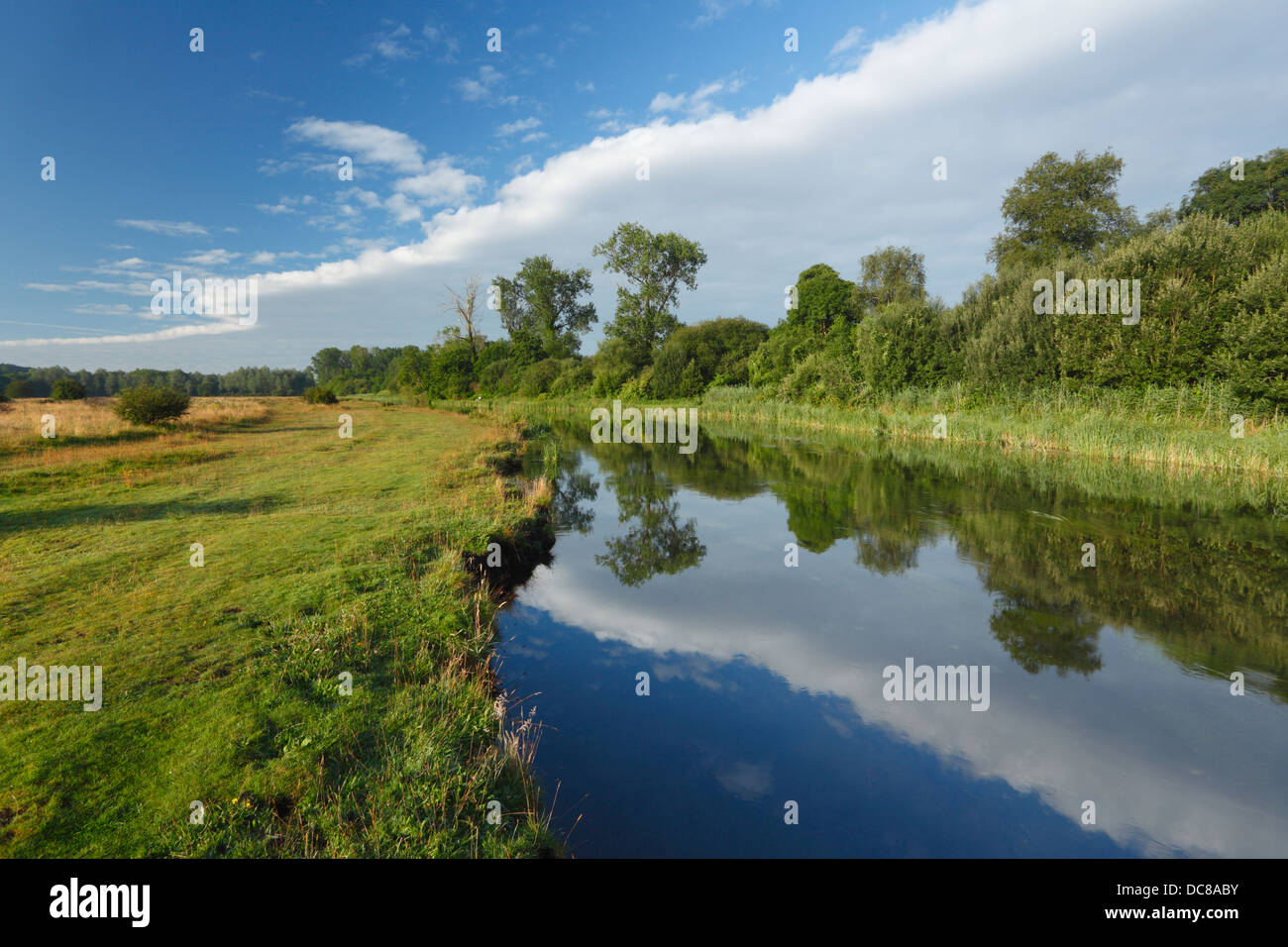 Meteo front proveniente in oltre il Fiume Marshcourt vicino a Stockbridge. Hampshire. In Inghilterra. Regno Unito. Foto Stock