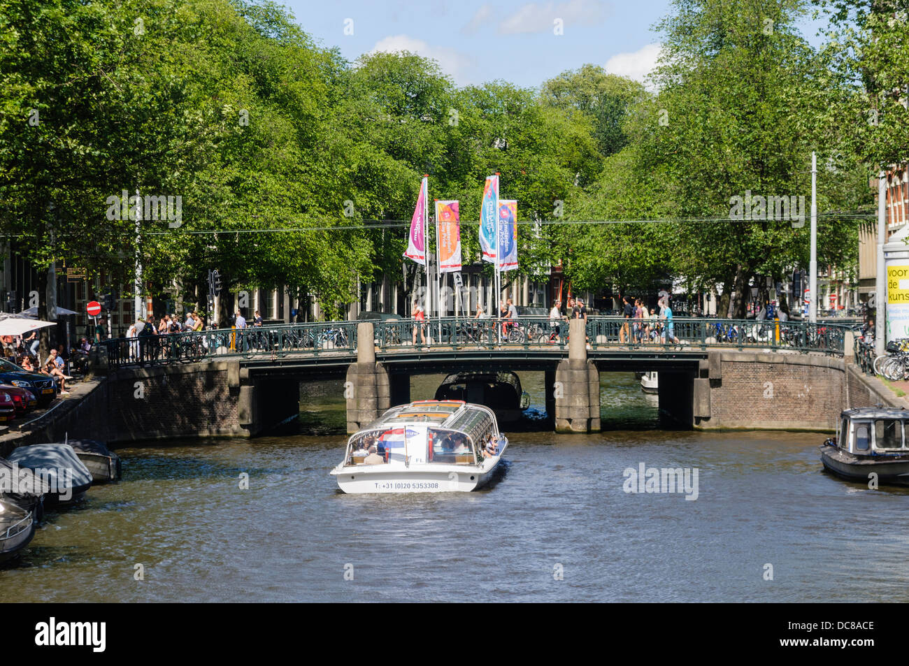 Battelli passare sotto un ponte in Amsterdam Foto Stock