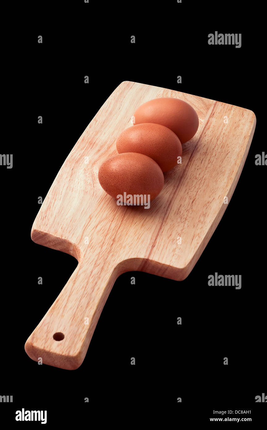 Tre uova di gallina tagliere con percorso di clipping. Foto Stock