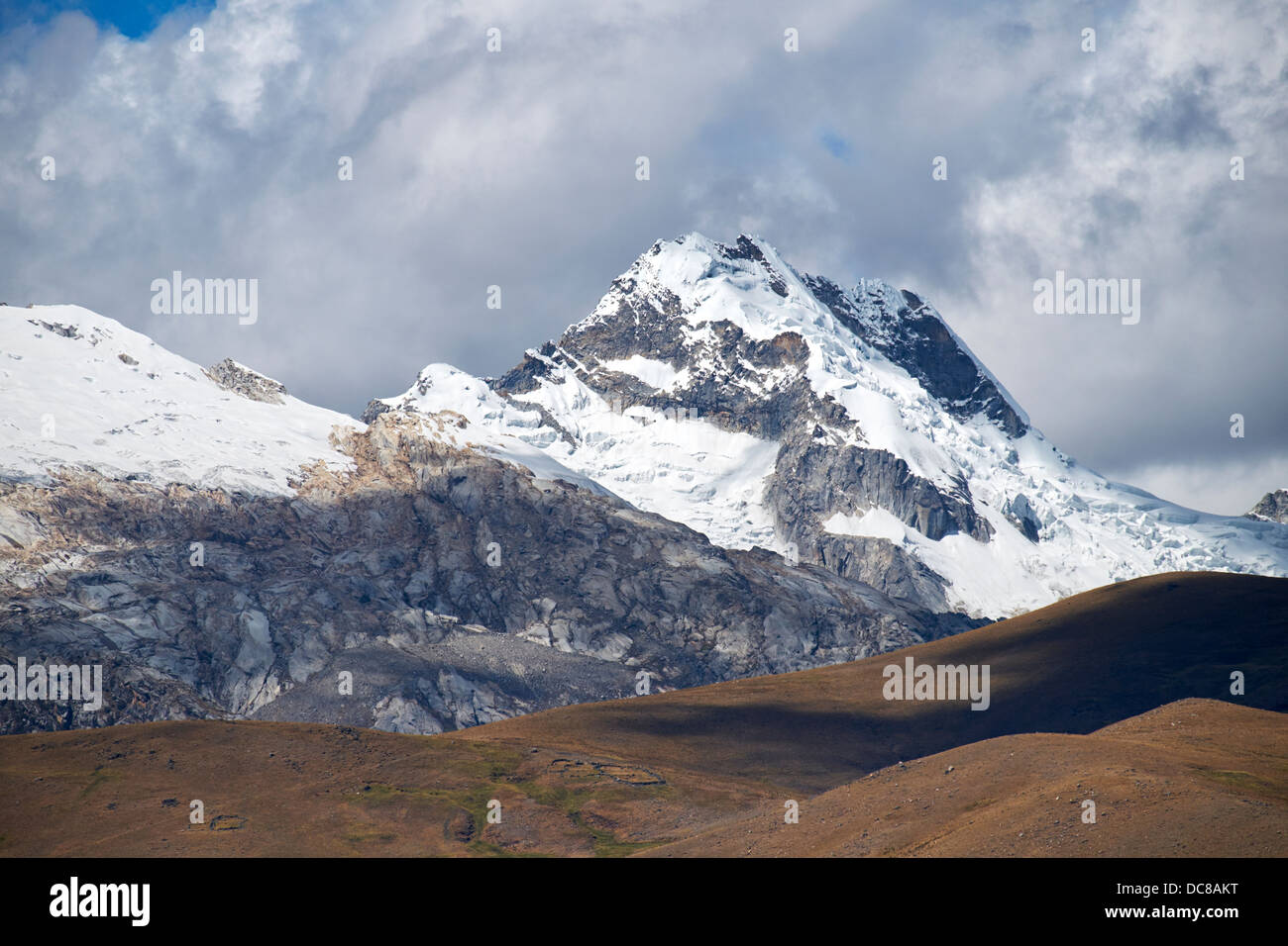 Il vertice di Uruashraju nelle Ande peruviane, Sud America. Foto Stock