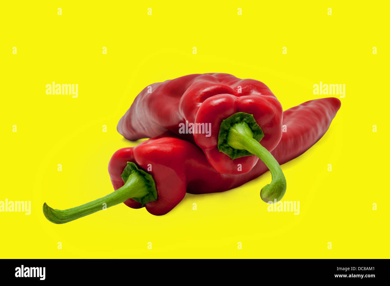 Red paprica dolce lungo i peperoni - percorso di clipping incluso Foto Stock