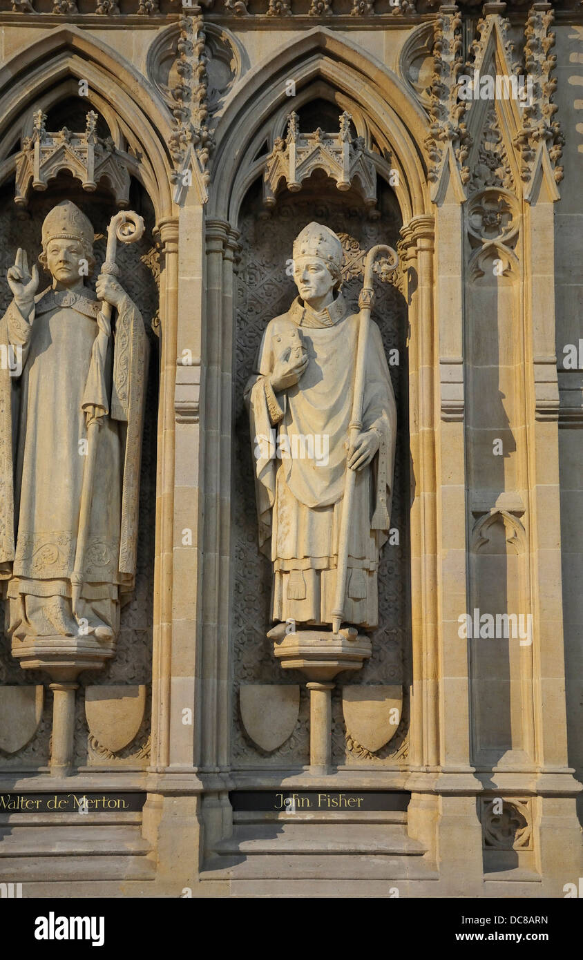 Rochester, Kent, Inghilterra, Regno Unito. Rochester Cathedral (604annuncio, la Gran Bretagna è il secondo più vecchio) interni: statua - John Fisher Foto Stock