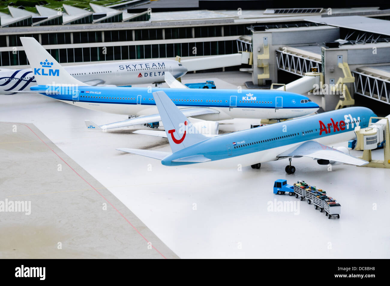 Piani di attendere in stand all'aeroporto di Schiphol, a Madurodam Interactive Miniture Park, Paesi Bassi Foto Stock