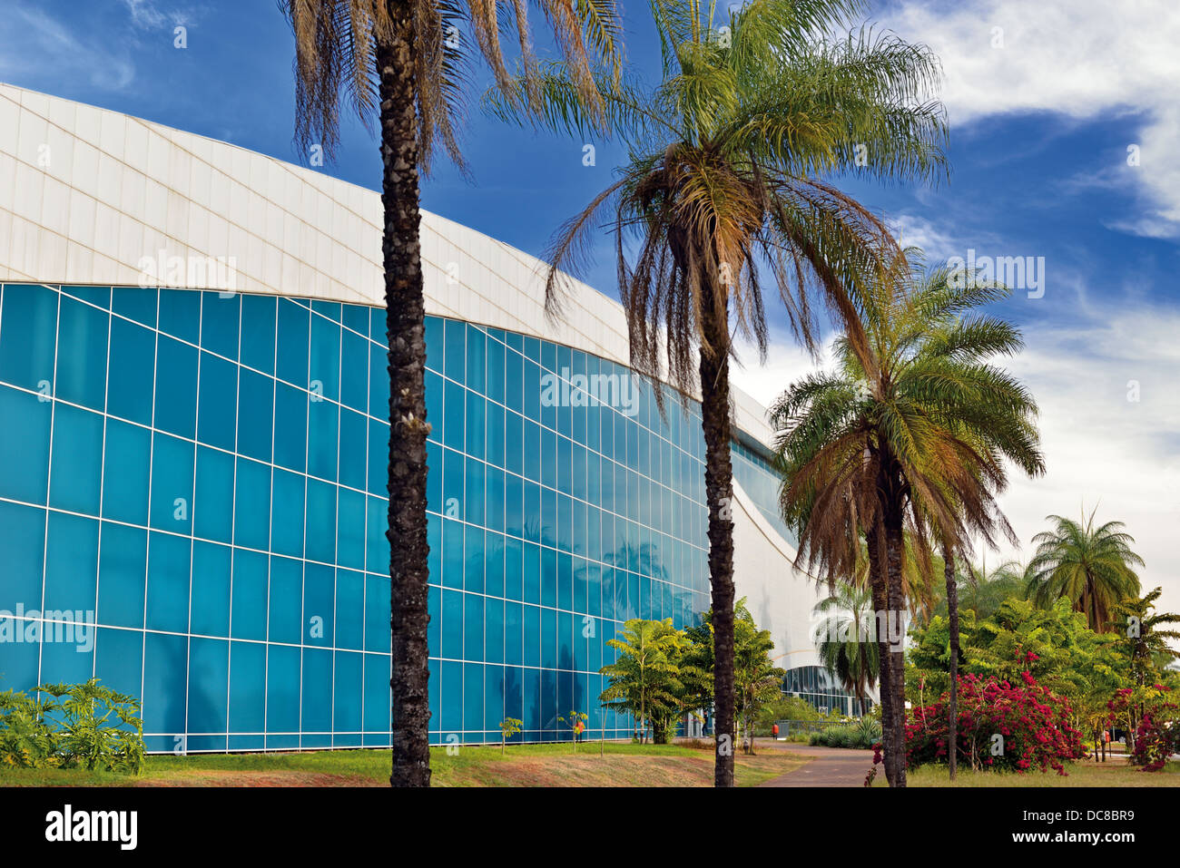 Il Brasile, Brasilia: al di fuori della vista dell'architettura moderna del centro congressi Ulysses Guimaraes Foto Stock