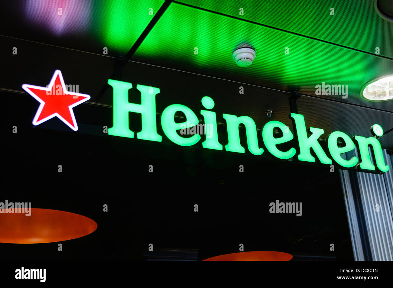 Insegna illuminata per birra Heineken Foto Stock