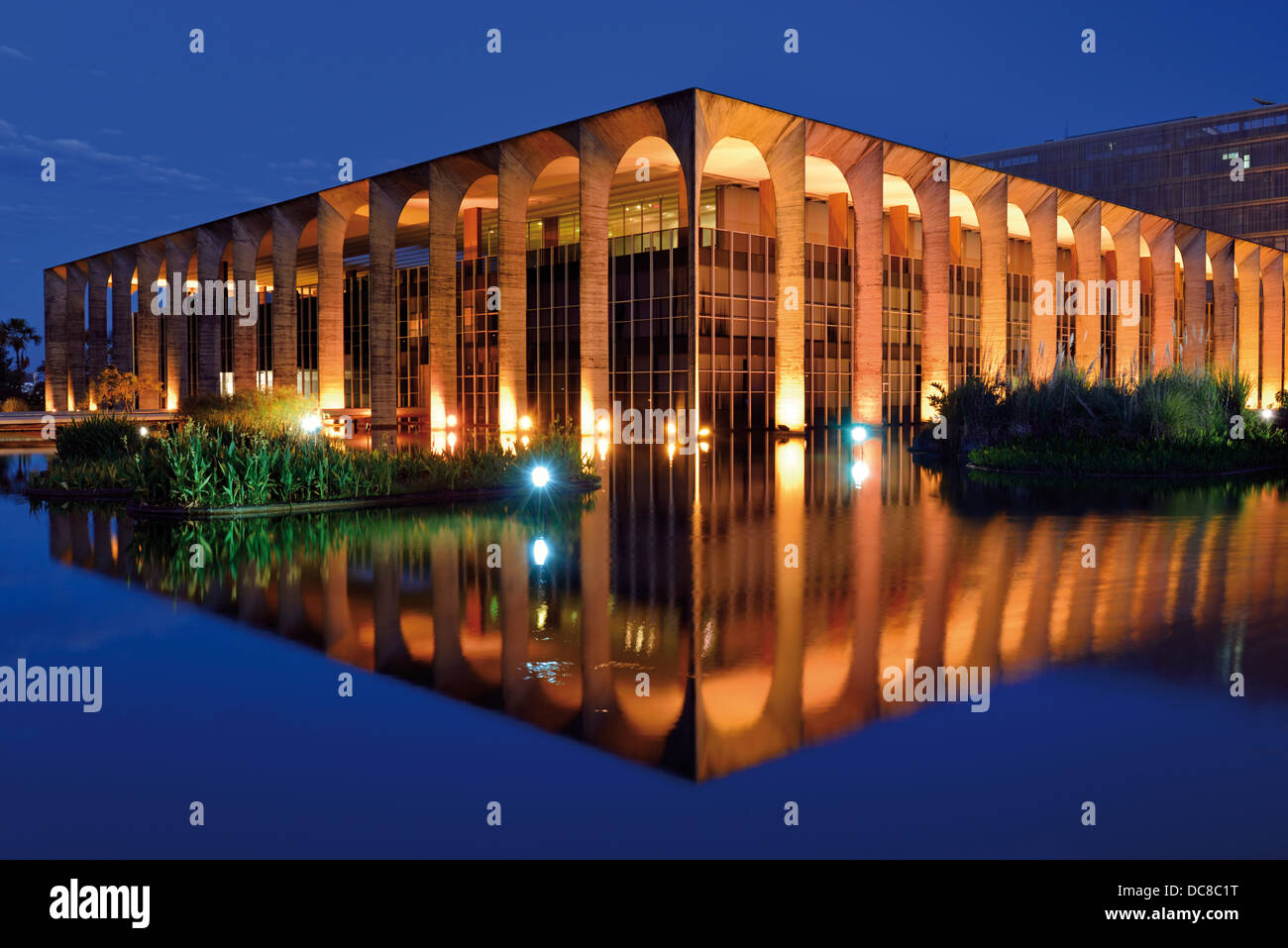 Il Brasile, Brasilia: orologio notturno illuminato edificio del Palacio Itamaraty che ospita il Ministero delle questioni esterne Foto Stock