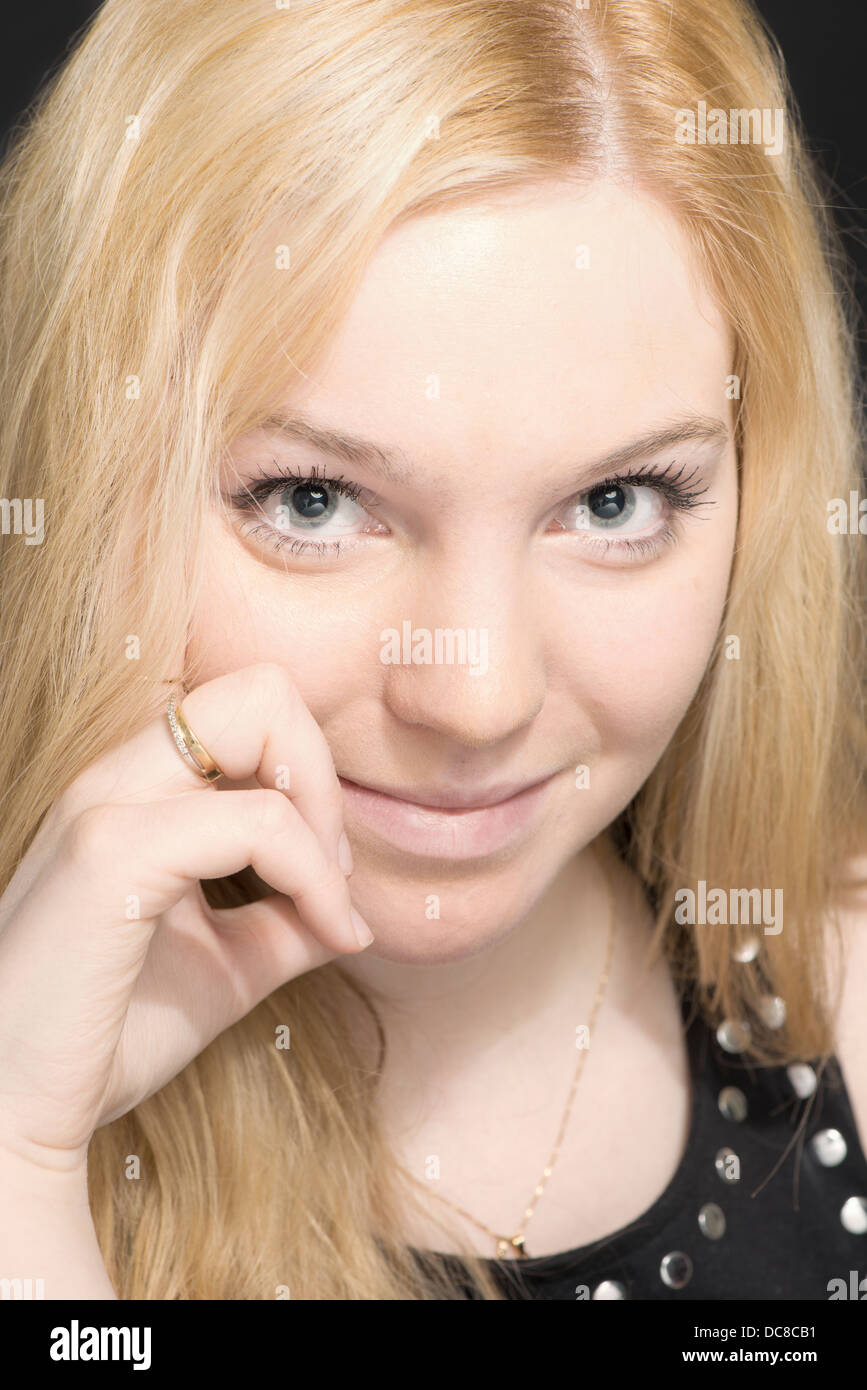 Ritratto di felice bionda e giovane adolescente di sesso femminile Foto Stock