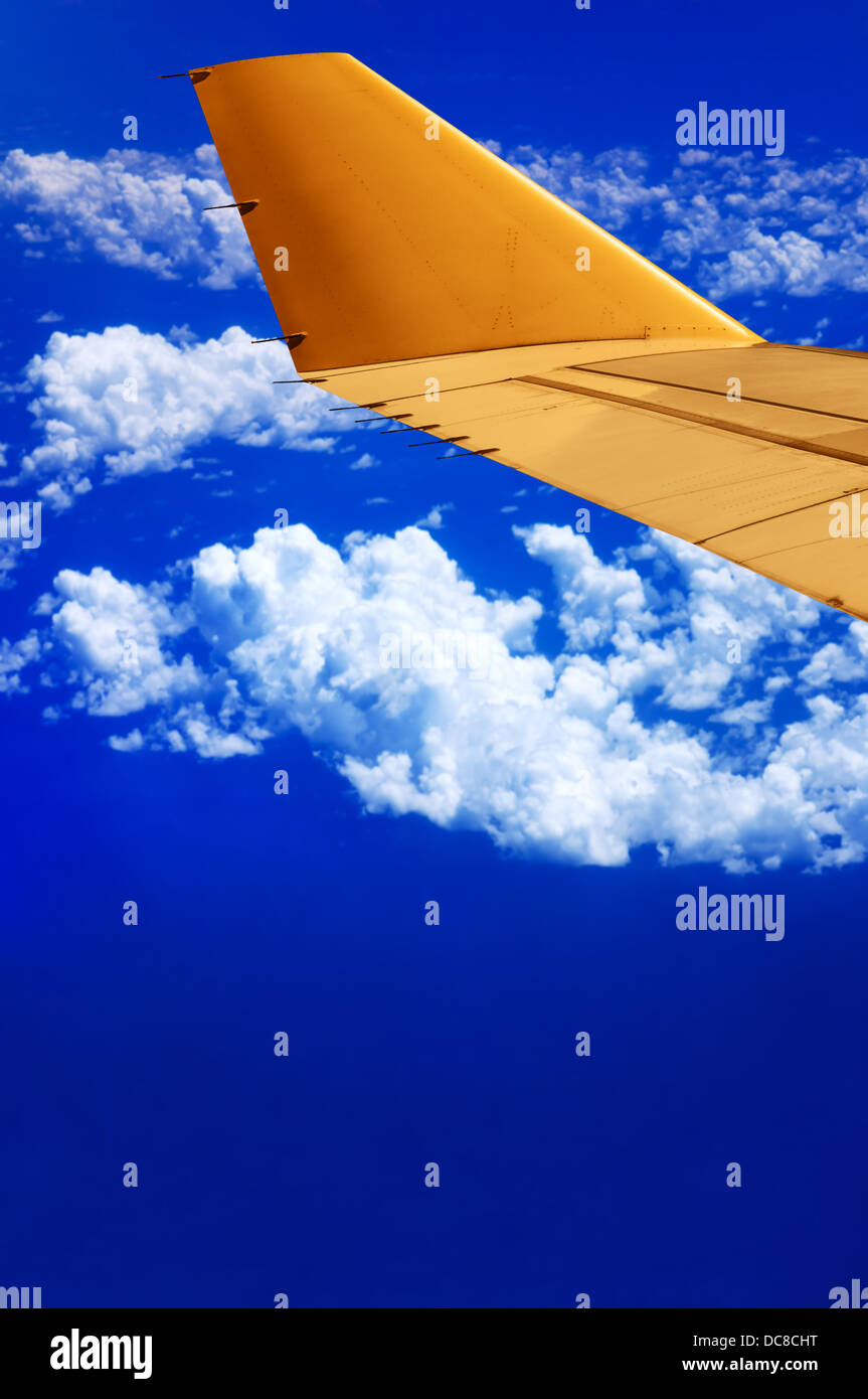 Volare in alto cielo - ala di aeroplano e cielo blu Foto Stock
