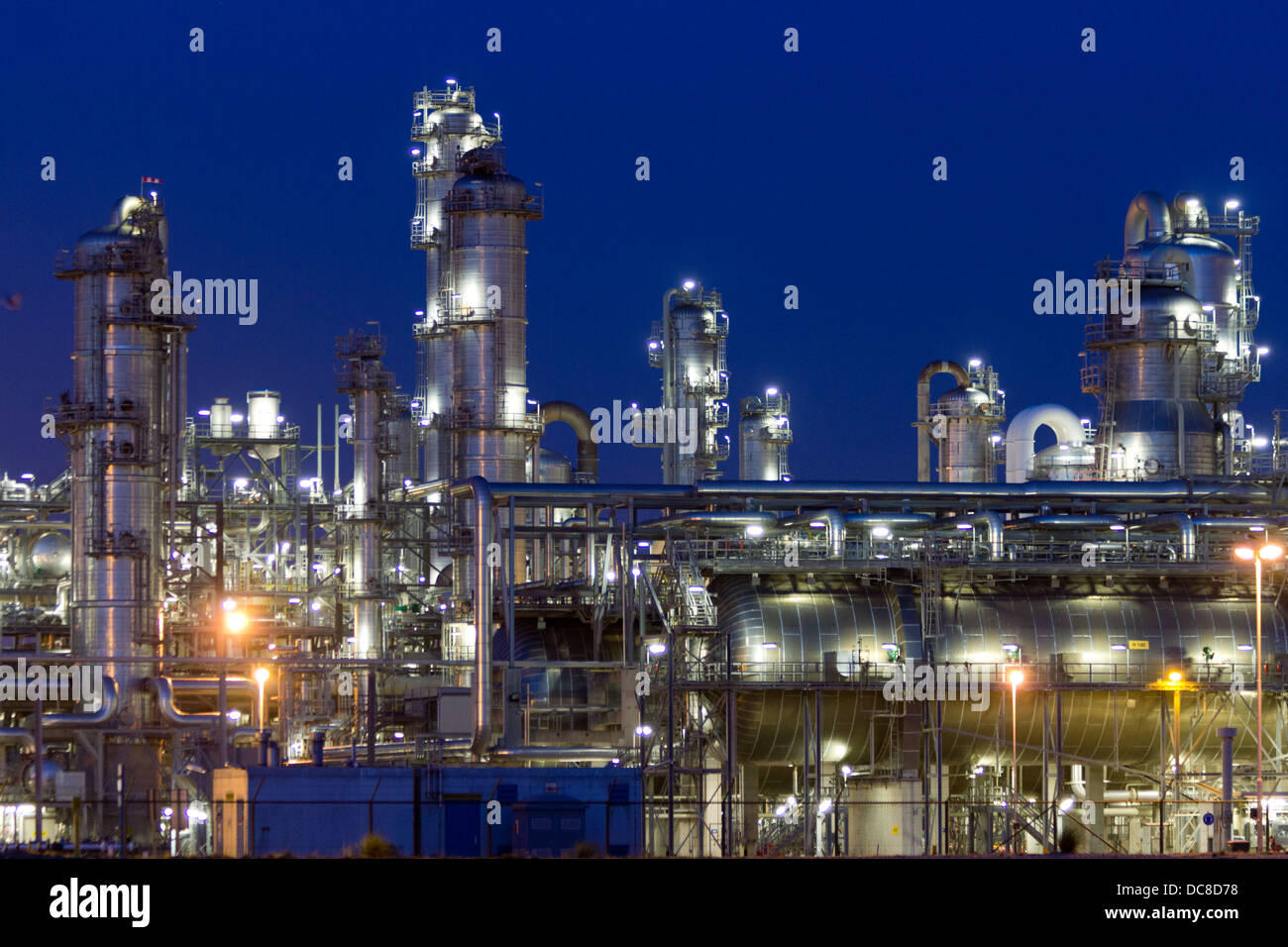 La petrolchimica impianto industriale di notte Foto Stock