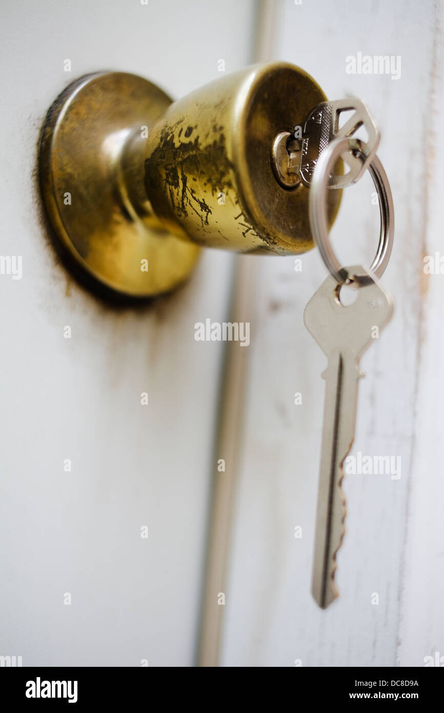 Un set di chiavi in una serratura della porta. Foto Stock