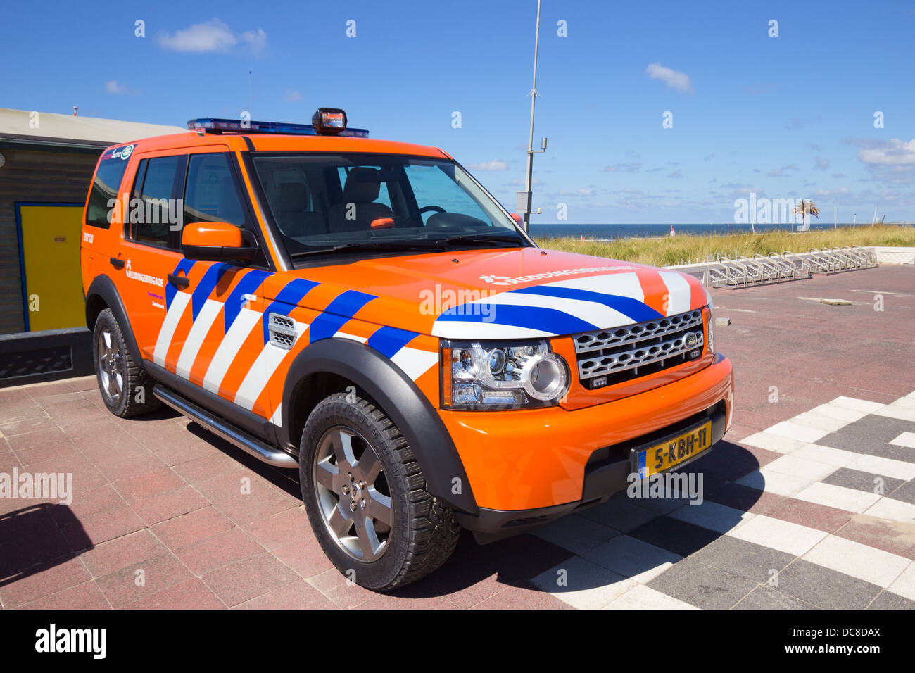 Bagnino olandese Land Rover Discovery III in attesa presso la spiaggia di Zandvoort. Paesi Bassi Foto Stock