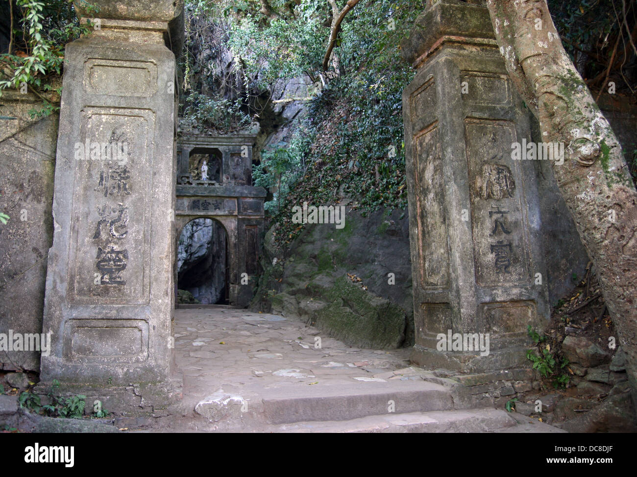 Tempio buddista entrata in una grotta sulla cima della montagna di marmo, Vietnam Foto Stock