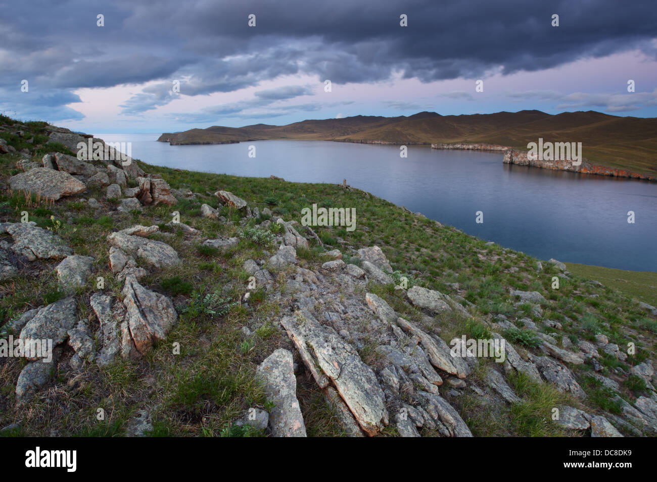 Vista del Mare di piccole dimensioni (Lago Baikal) da Khibin isola. La Siberia, Russia Foto Stock