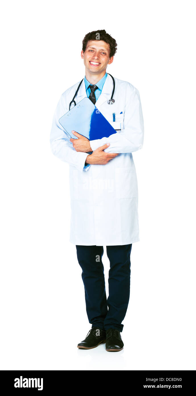 A piena lunghezza Ritratto di un maschio sorridente medico tenendo un blocco note su sfondo bianco Foto Stock