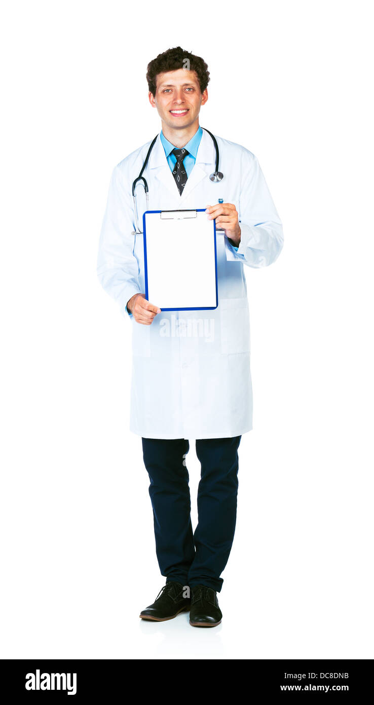 Lunghezza completa giovane maschio sorridente medico mostrando negli appunti Copia con spazio per il testo su bianco Foto Stock