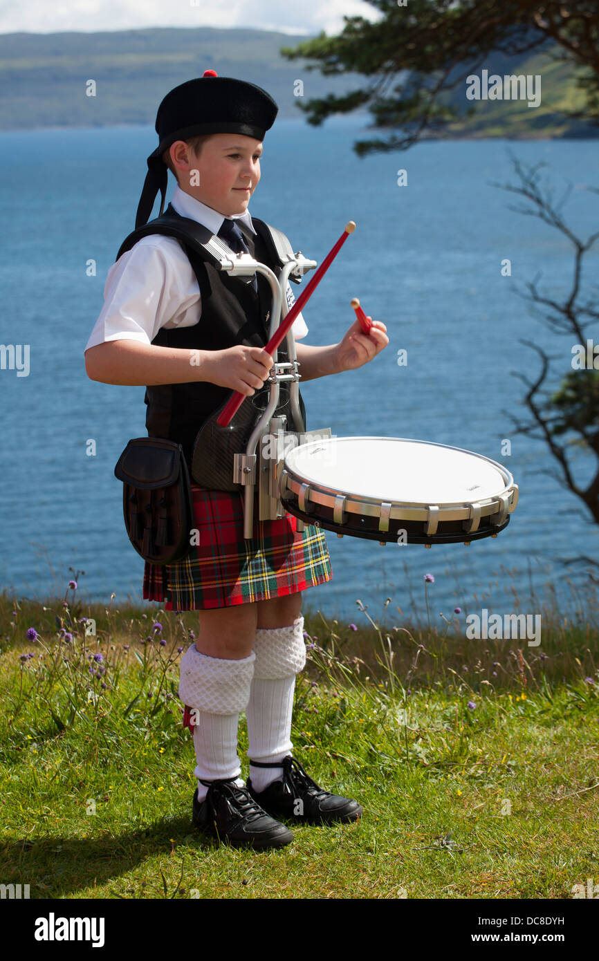 Ragazzo giovane Rohan Fleming di Goulburn i soldati irlandesi tubi Club & tamburi 2013 Isola di Skye Highland Games svoltasi a Portree, Scotland, Regno Unito Foto Stock