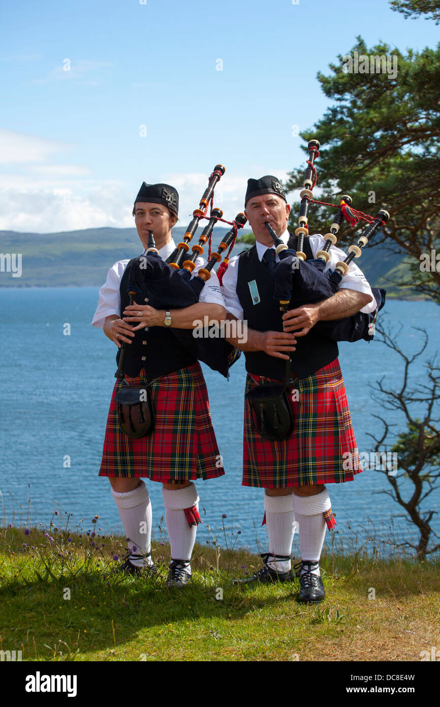 Due pipers dal Goulburn soldati tubi Club & tamburi 2013 Isola di Skye Highland Games svoltasi a Portree, Scotland, Regno Unito Foto Stock