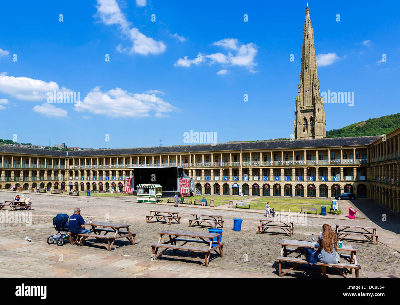 La storica 18thC Piece Hall nel centro di Halifax, West Yorkshire, Inghilterra, Regno Unito Foto Stock