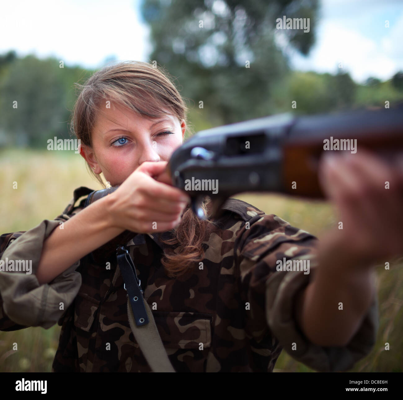 Una giovane ragazza con una pistola mirando a un bersaglio Foto Stock