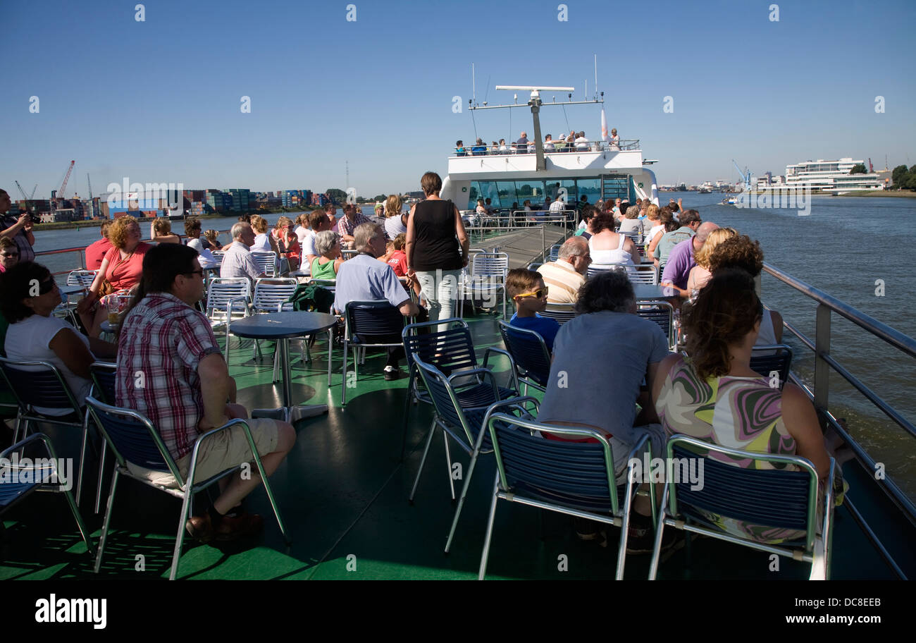 I passeggeri sul ponte godendo il sole su Spido gita in barca Rotterdam Paesi Bassi Foto Stock