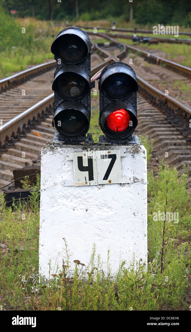 Il semaforo ferroviario mostra una luce rossa Foto Stock