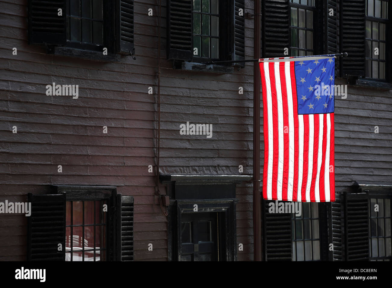 A 15 stelle battenti bandiera nella parte anteriore di un epoca coloniale casa di Charlestown quartiere di Boston, Massachusetts Foto Stock