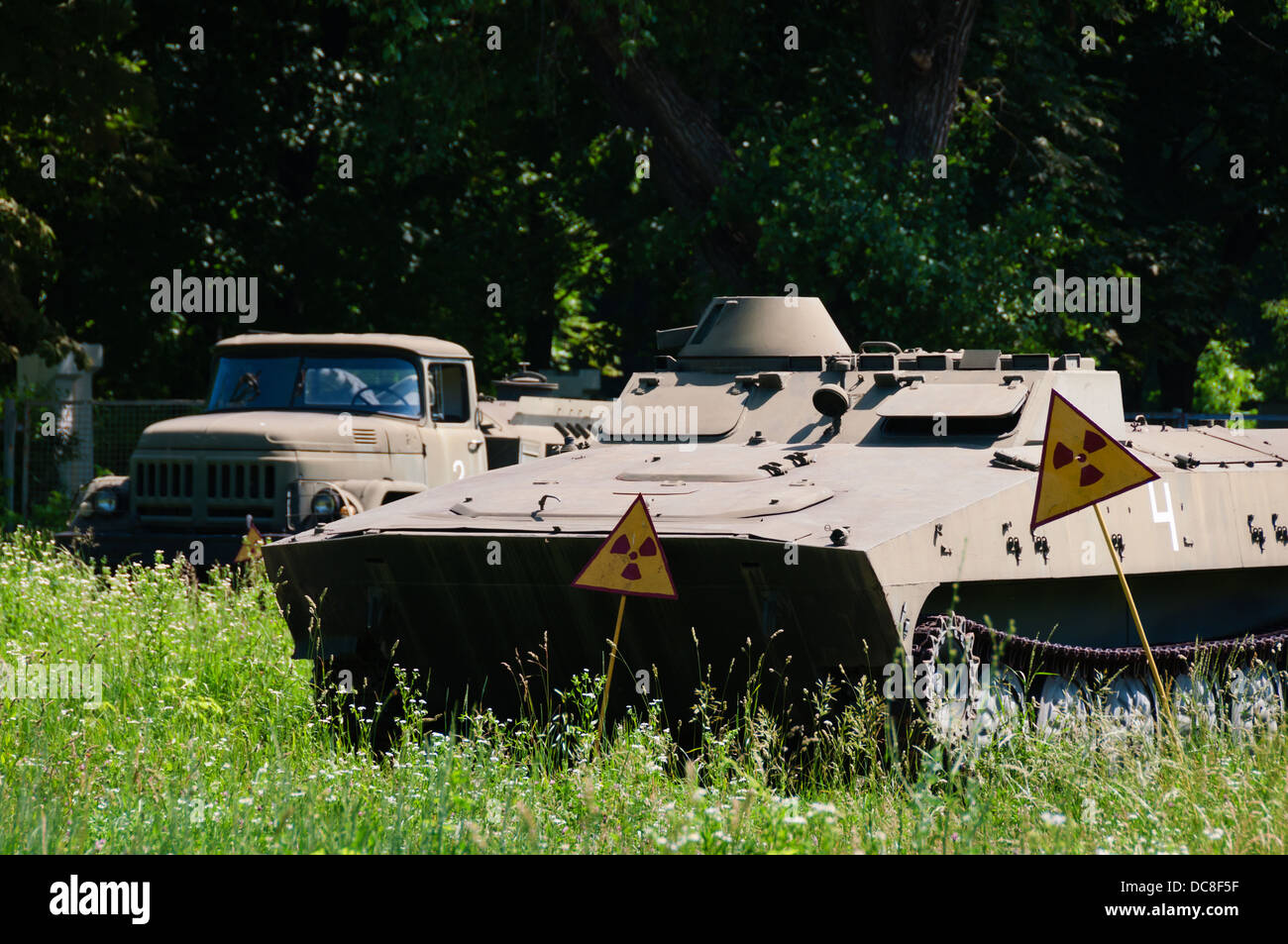 Abbandonato per il trasporto militare nel verde dei campi di pace con radiazione cartello segnaletico. Foto Stock