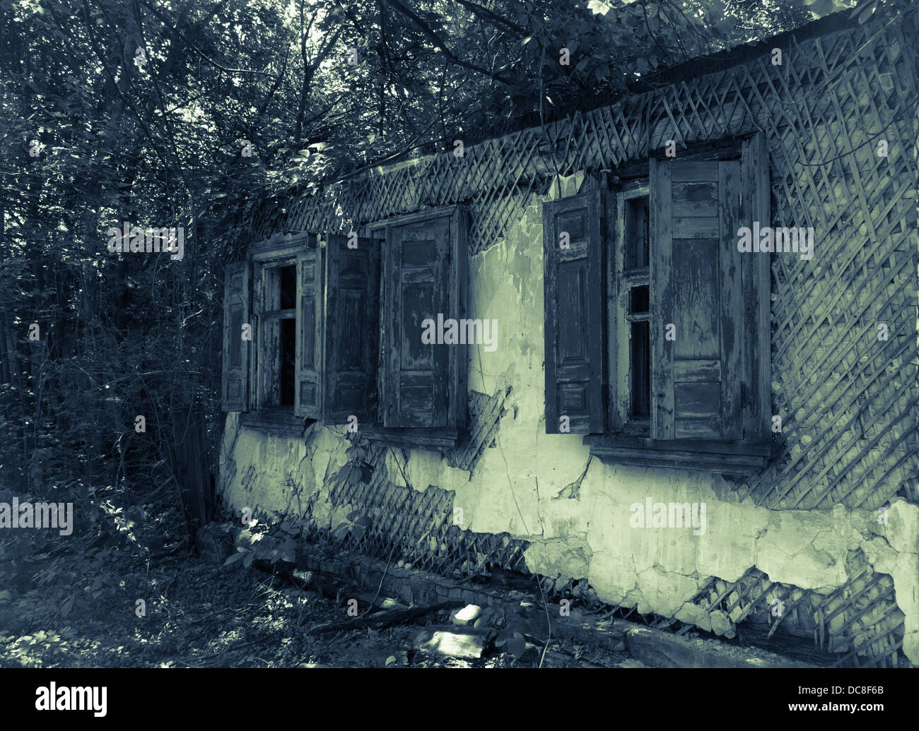 Vecchio abbandonato Haunted House finestra in legno con persiane Foto Stock