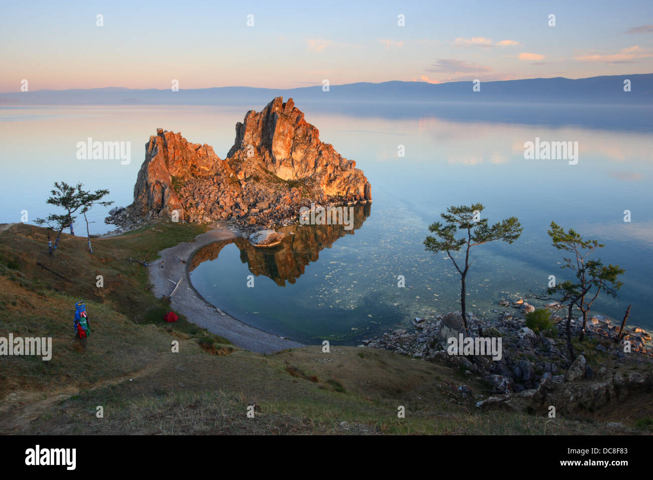 Mountain 'Shamanka', Burkhan Cape, uno dei nove luoghi più sacri in Asia sull isola di Olkhon sul lago Baikal in Siberia Russia Foto Stock