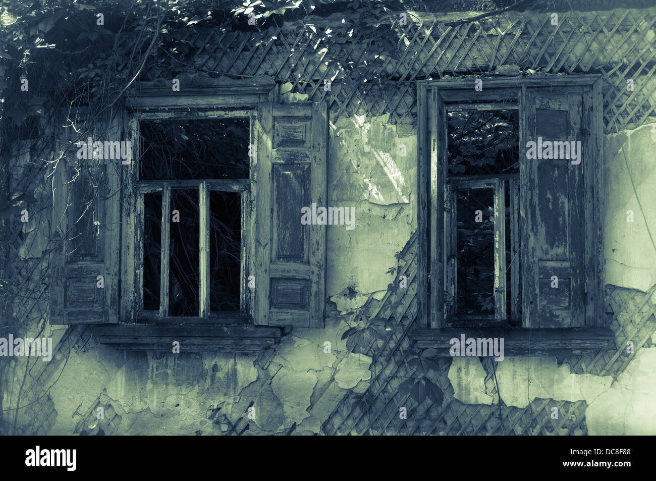 Vecchio abbandonato Haunted House finestre in legno con persiane Foto Stock