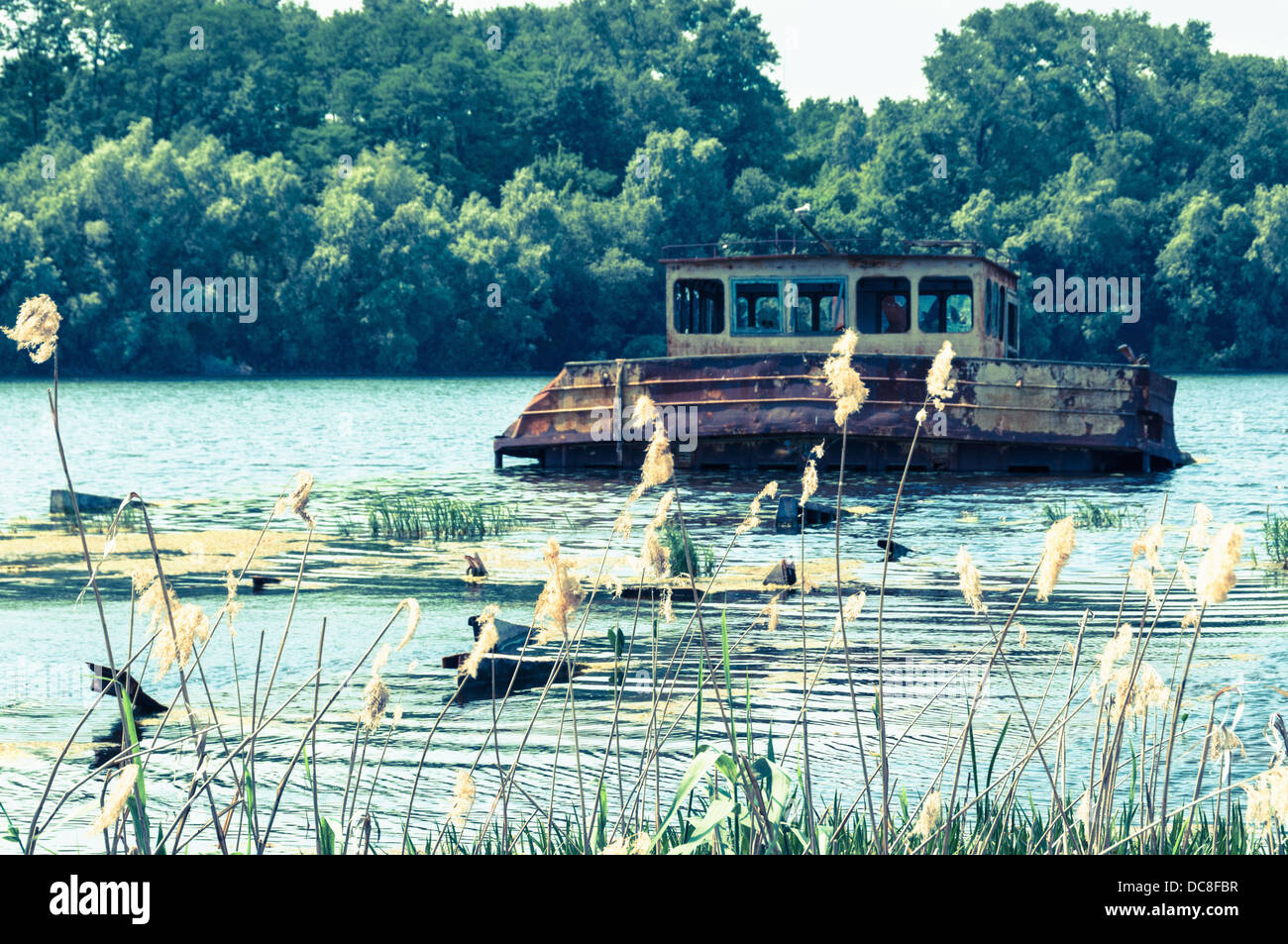 Naufragata la nave abbandonate su un fiume dopo il disastro nucleare di Chernobyl, in Ucraina Foto Stock