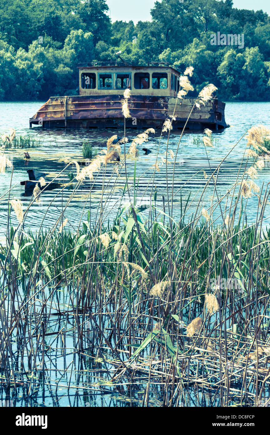 Naufragata la nave abbandonate su un fiume dopo il disastro nucleare di Chernobyl, in Ucraina Foto Stock