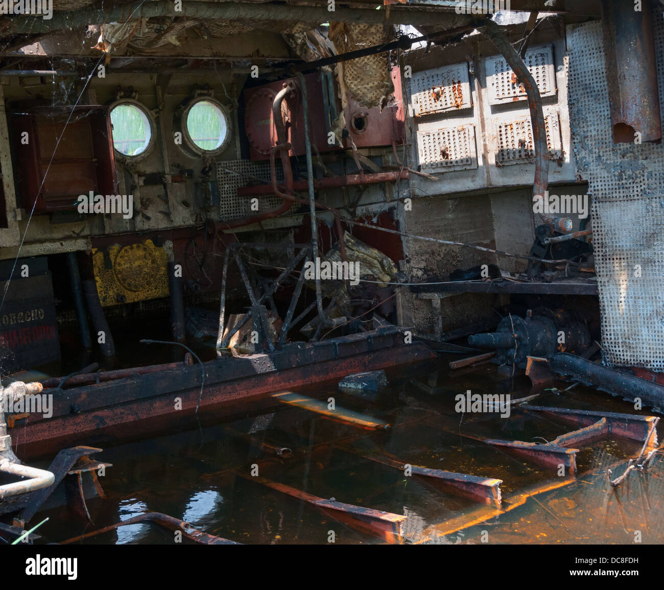 Naufragata la nave abbandonata interni sulle rive di un fiume dopo la catastrofe nucleare di Chernobyl, in Ucraina Foto Stock