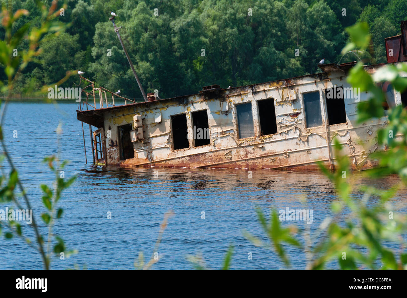 Naufragata la nave abbandonate su un fiume dopo il disastro nucleare di Chernobyl, in Ucraina Foto Stock