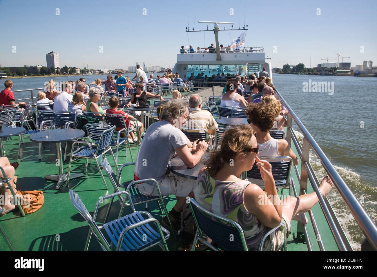 I passeggeri sul ponte godendo il sole su Spido gita in barca Rotterdam Paesi Bassi Foto Stock