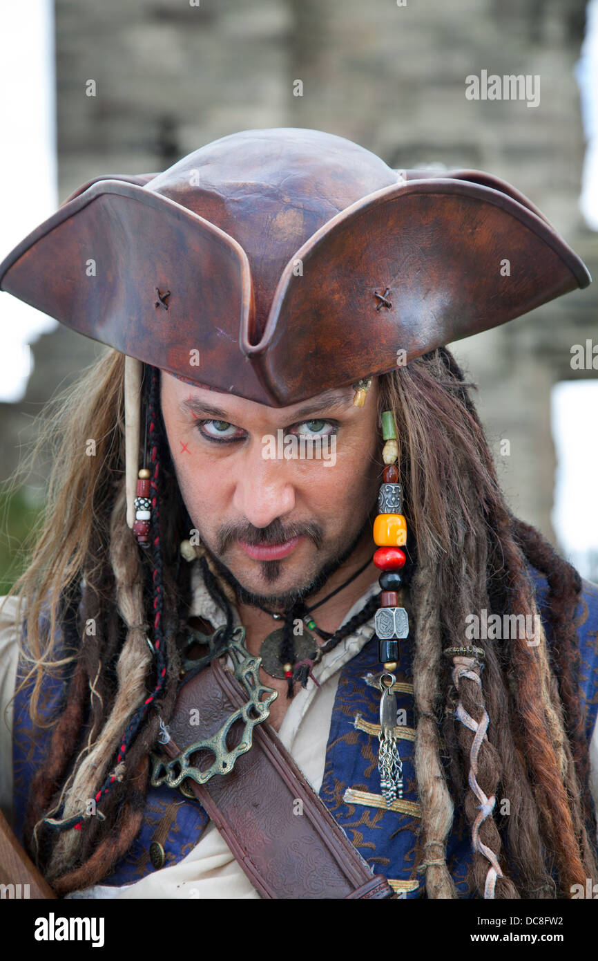 I pirati dei Caraibi sembrano simili Wayne Trueman (MR), con barba e  capelli lunghi come Jack Sparrow un intrattenimento per bambini Tutbury  Castle evento, Derby Foto stock - Alamy