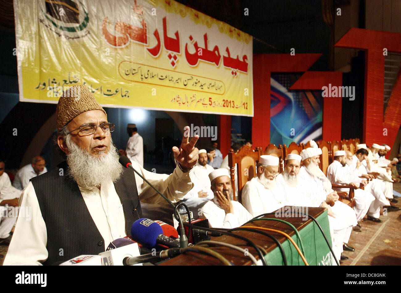 Jamat-e-Islami (JI) Ameer, Syed Munawar Hassan indirizzi ai suoi sostenitori durante Eid-Millan partito svoltasi a livello locale hall di Peshawar, Lunedì 12 Agosto, 2013. Foto Stock