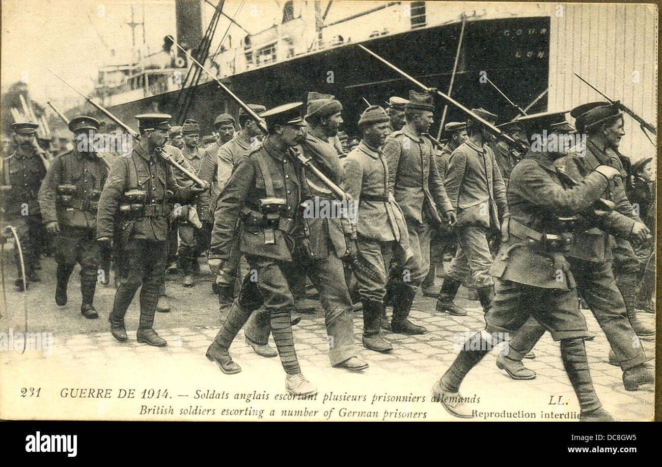 La guerra mondiale una cartolina di soldati britannici scortando un numero di prigionieri tedeschi Foto Stock