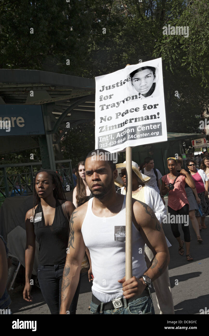 Dimostrazione e marzo contro il razzismo istituzionale in America dopo il verdetto è venuto giù a Trayvon Martin omicidio trial Foto Stock