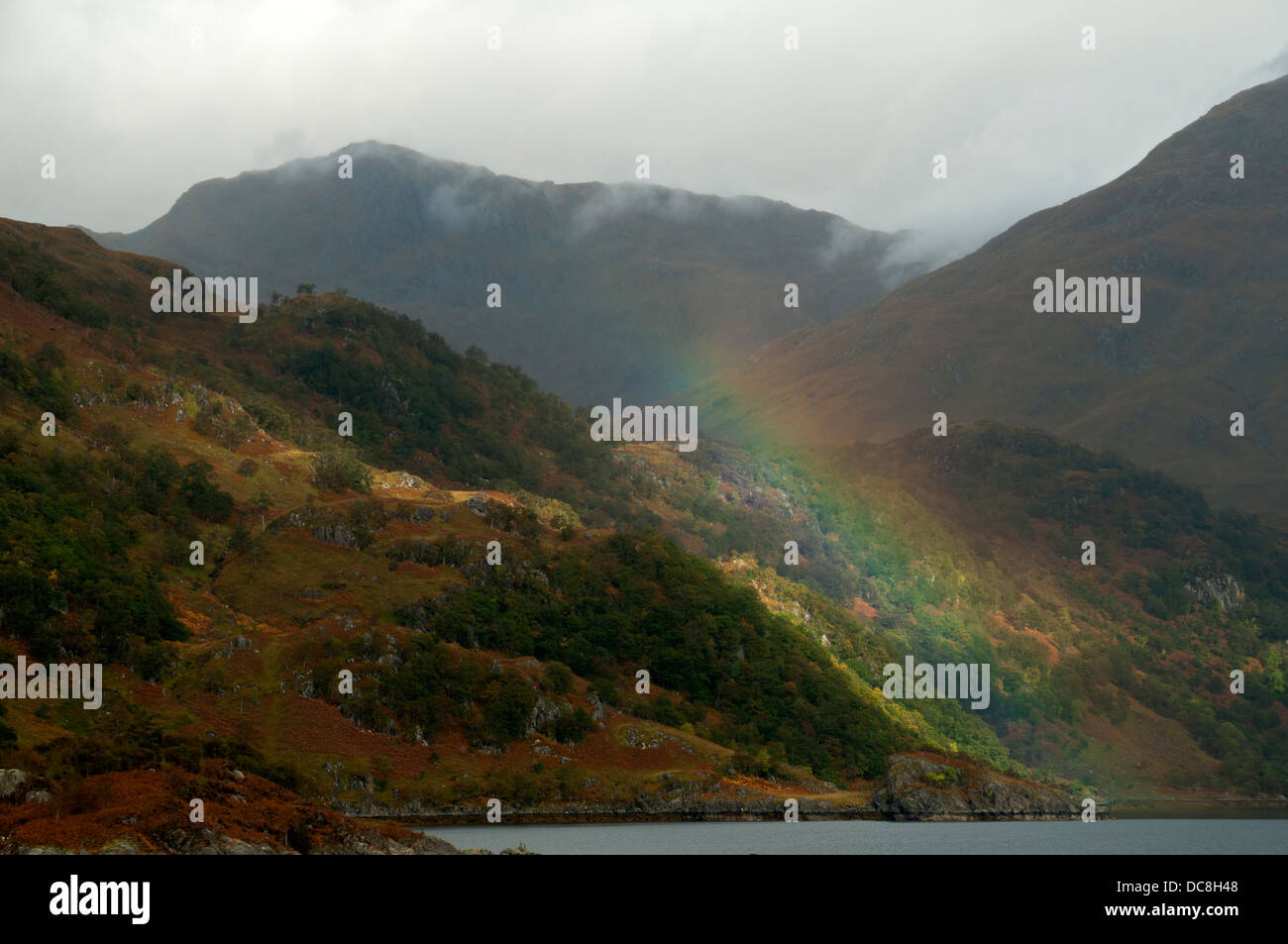 Rainbow su Loch Hourn, Knoydart, regione delle Highlands, Scotland, Regno Unito. Sgurr Thionail dietro. Foto Stock