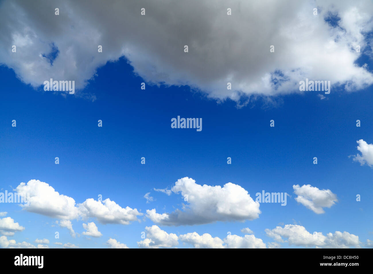 Il cielo blu, il bianco puffy cumulus nube nuvole del cielo Meteorologia Previsioni sullo sfondo Foto Stock