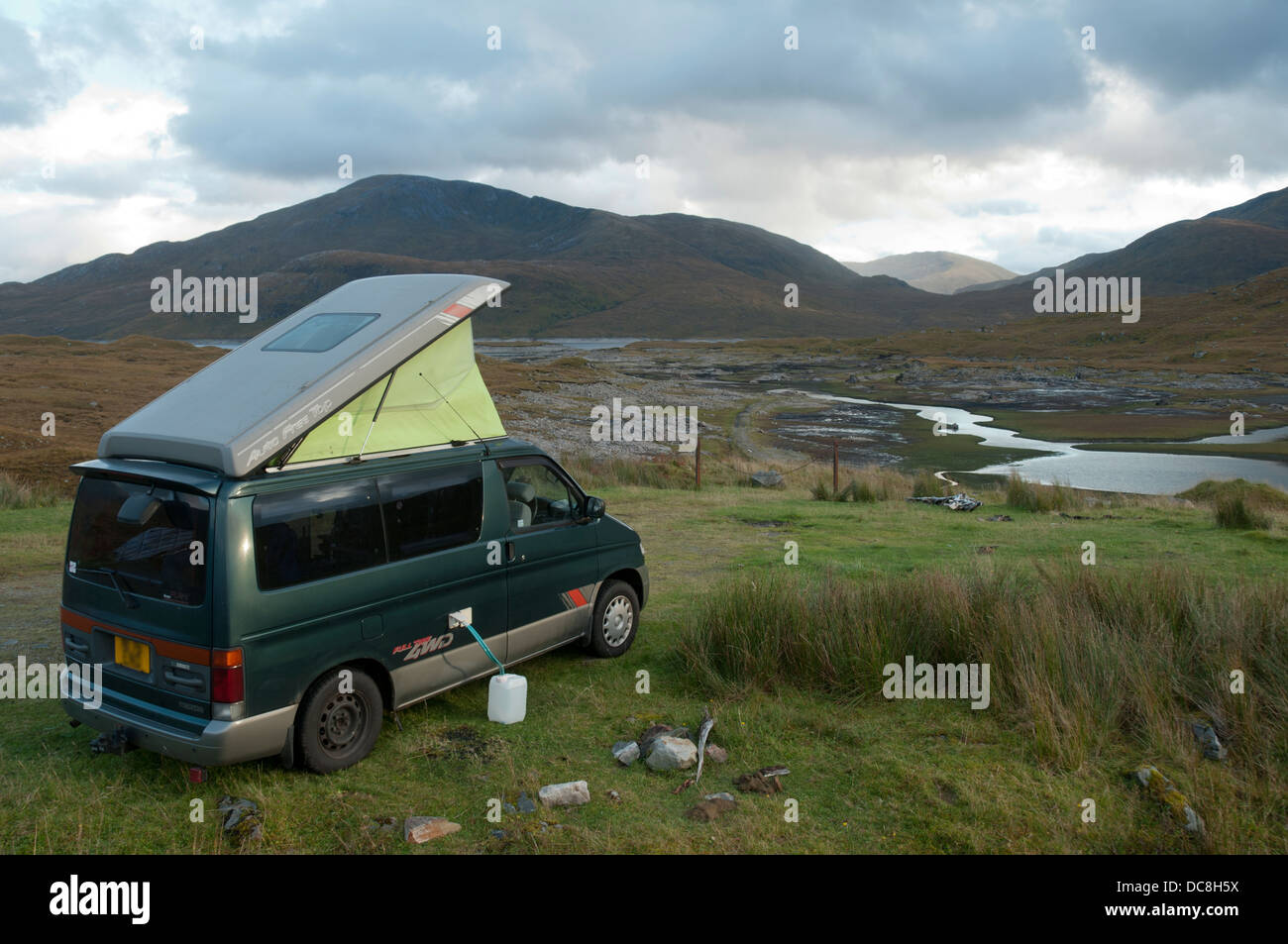 Mazda Bongo casa a motore accampata dalla riva di Loch Quoich, Highland Regione, Scozia, Regno Unito Foto Stock