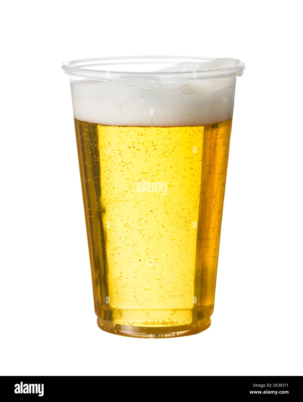 Golden birra ale o lager in un monouso in plastica vetro pinta Foto Stock