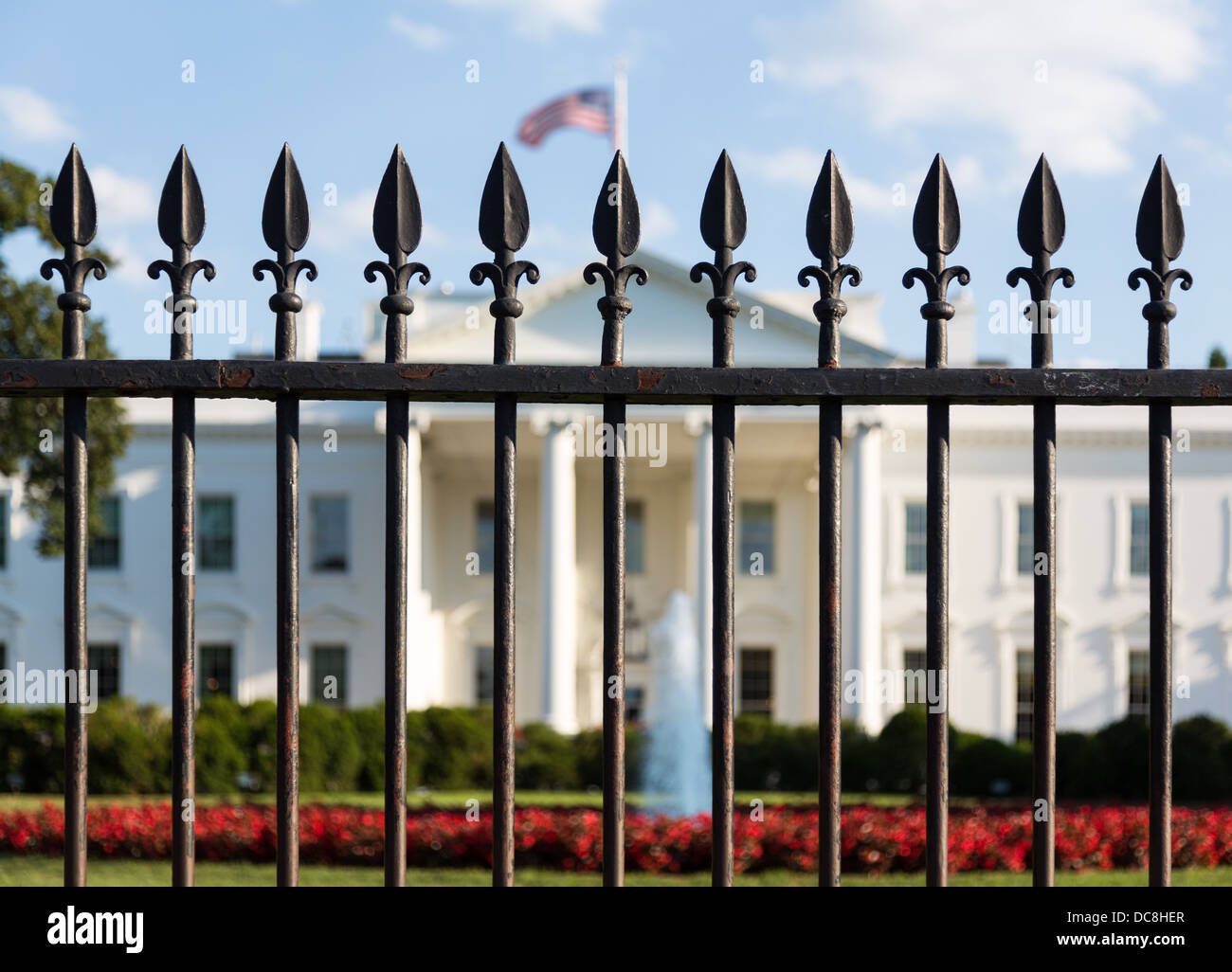 Di sicurezza all'entrata principale della Casa Bianca visto attraverso le ringhiere di recinzione di sicurezza a 1600 Pennsylvania Avenue a Washington DC, Stati Uniti d'America Foto Stock